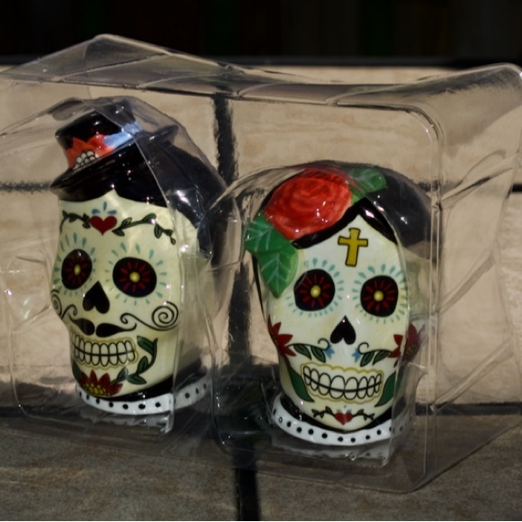 Dia de Los Muertos Sugar Skull Salt & Pepper Set - Picture 1 of 4